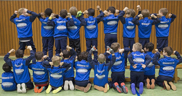 Martechnic spendet Trainingsanzüge an den örtlichen Fußballverein „Niendorfer TSV“