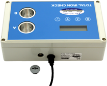 Testgerät “TOTAL IRON CHECK” mit USB-Kabel
